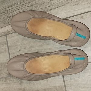 Gorgeous barely worn nude Tieks!